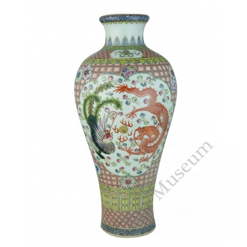 1178 A fengcai vase playing dragon and phoenix décor   
