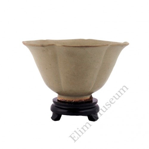 1131 A Pre- Song celadon glaze lotus shaped bowl