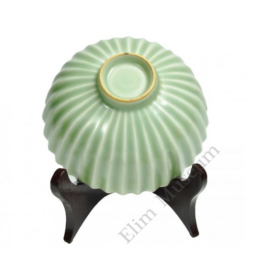 1149 A Song Longquan celadon bowl in lotus shape