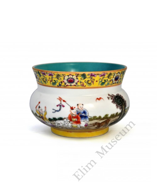 1550 A Qing Fengcai playing kids vase
