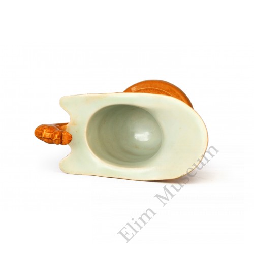 1553  An archaistic yellow glaze wine cup (Gong) 	