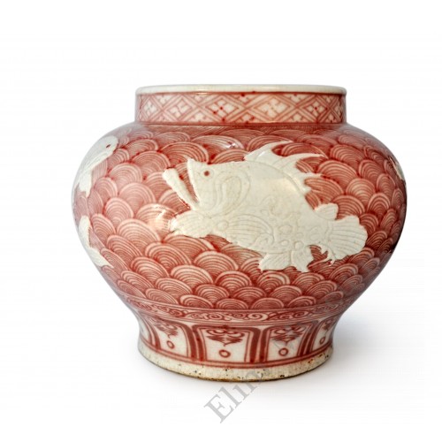 1559 AN UNDER-GLAZE RED POT DÉCOR WITH FIVE LOW RELIEFS FISHES