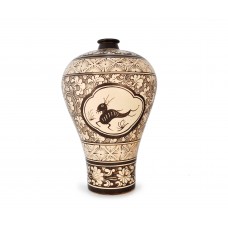 1560  A Cizhou ware windowed deer pattern vase