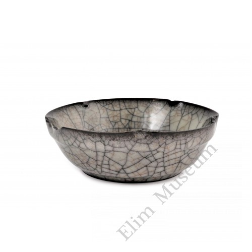 1590-2  A Ge-ware petals rim crackle bowl