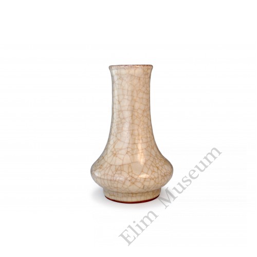 1593 A Ge-ware long-neck borneol crackle vase  