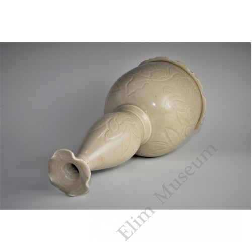 1601 A Ding-Ware white glaze carved lotus pattern gourd vase  