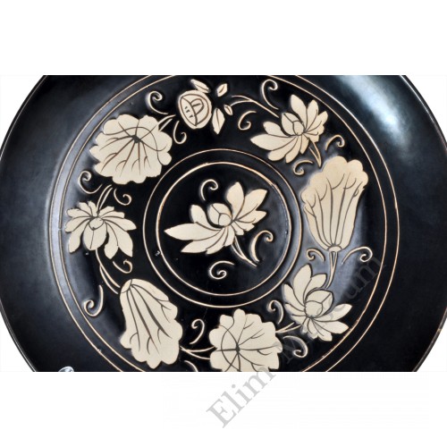1614 A Jizhou-ware carved flower-fruits pattern charger	   
