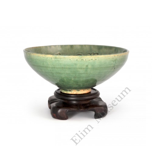 1618 A Jizhou-ware green glaze playing-babe bowl 