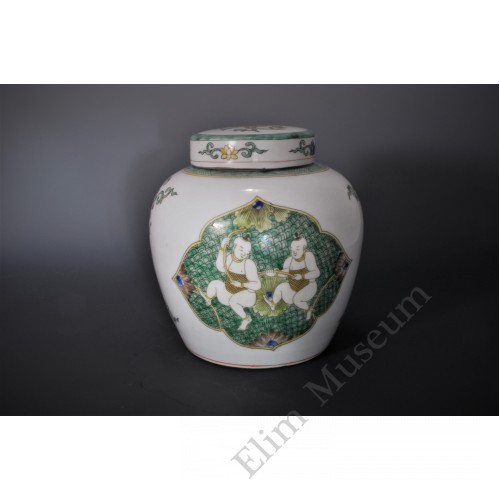 1637-2  A pair of famille San-cai lidded jars with "lotus & babe"  （2）
