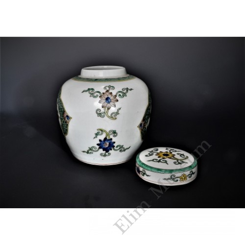 1637-2  A pair of famille San-cai lidded jars with "lotus & babe"  （2）