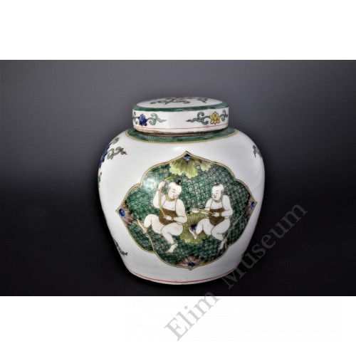 1637 A pair of famille San-cai lidded jars with "lotus & babe"  （1）