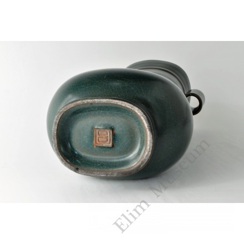 1689 A Long-Quan dark green crackle glaze vase with mark on the bottom    