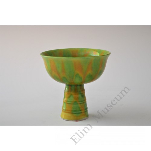 1692 A green-yellow glaze stem cup  
