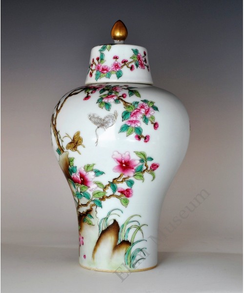 1701 A  famille rose covered vase