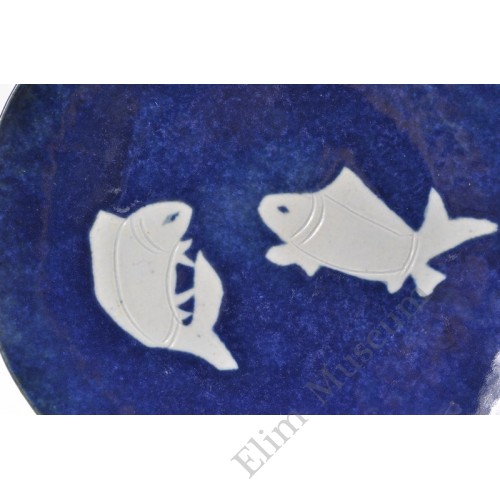 1171 A pair of Ming powder-blue fishes plates. 