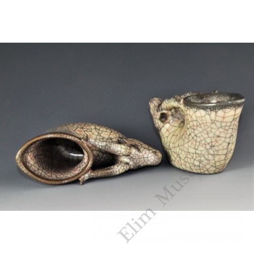 1713 A Pair of Ge-ware ivory glaze dear shape vine cups 
