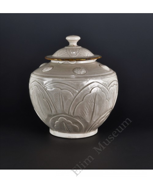 1718 A Dingware round-bodied lidded jar  
