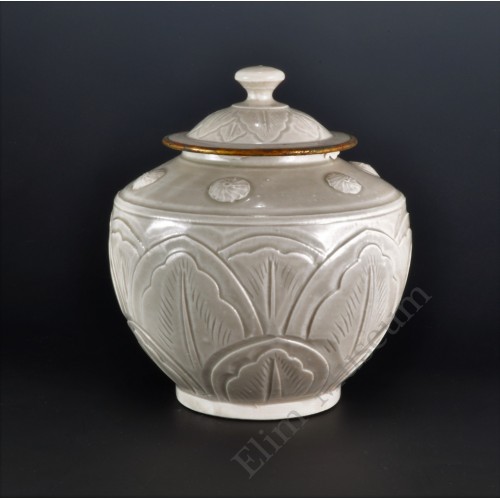 1718 A Dingware round-bodied lidded jar  