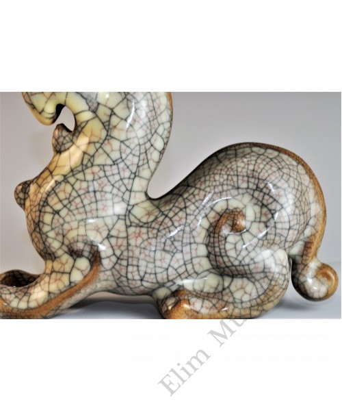 1720 A Ge-ware ivory glaze tiger-shaped paper weight  