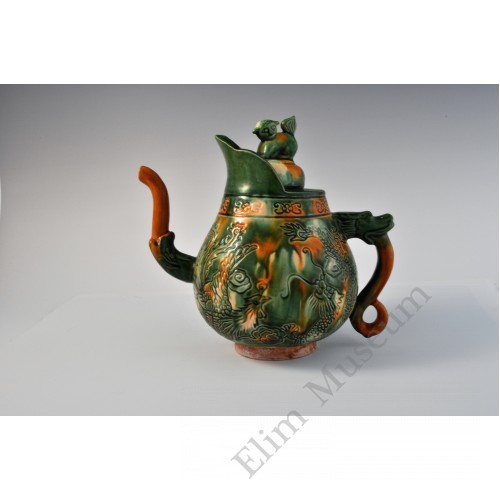 1721 A Sancai teapot incised with dragon & phoenix    