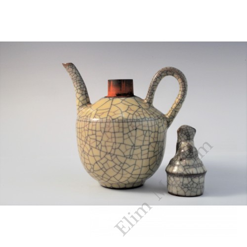 1722 A stoneware ewer with ivory crackle glaze    