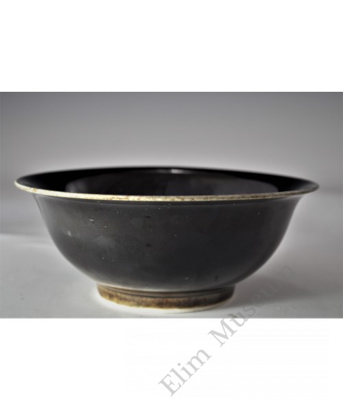 1787 An Ming aubergine glaze small bowl