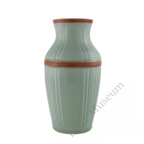 1181  A Qian-long red ribbon knot celadon vase