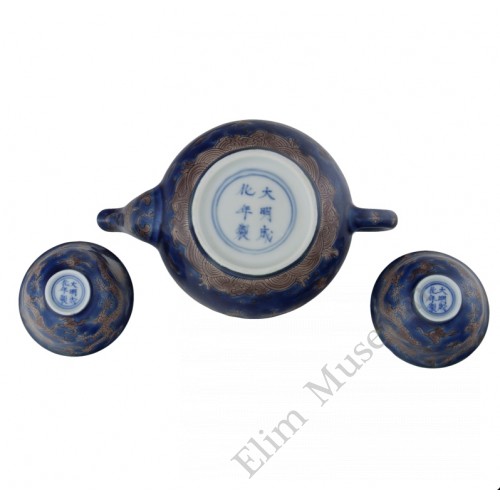 1196  A Kang-Xi sapphire blue engraved teapot 