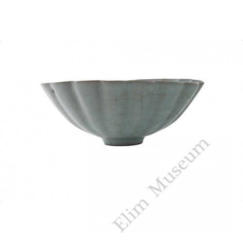 1245  A Song Dynasty Guan-Ware grey green 18 petals bowl