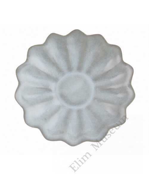 1247  A Song Dynasty Guan-Ware small lotus petal dish