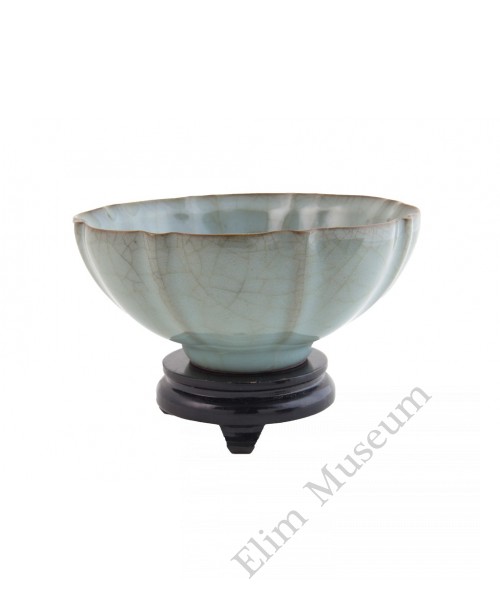 1279 A Song Dynasty Guan-Ware blue glaze petel bowl