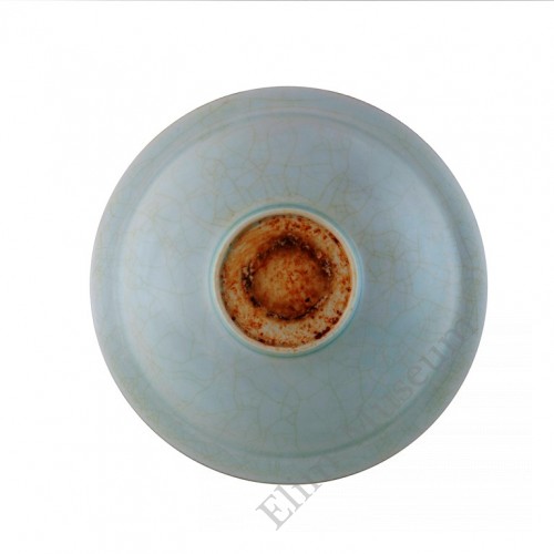 1306  A Song Dynasty Hutian-Ware crackle glazed bowl with carved lotus petals 