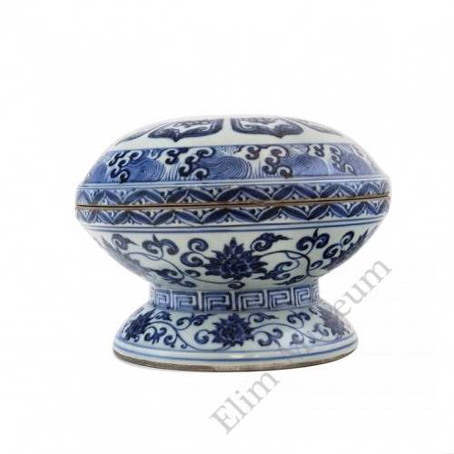 1315 A Ming B&W "eight treasures" covered bowl