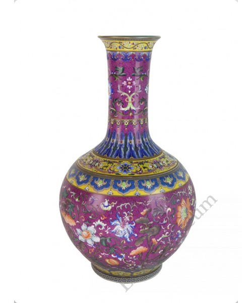 1040 A Yangcai vase with incised flower brocade （1）