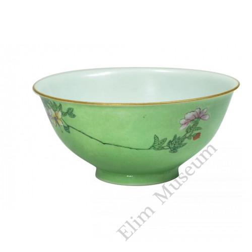 1063  A Qianlong Fengcai bowl décor with flowers