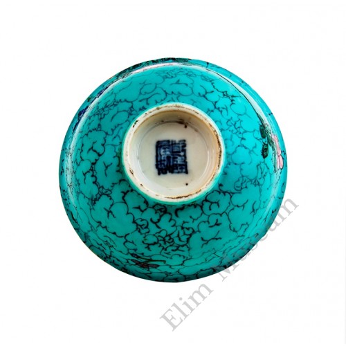 1066  A Qian-Long turquoise glaze bowl with florist