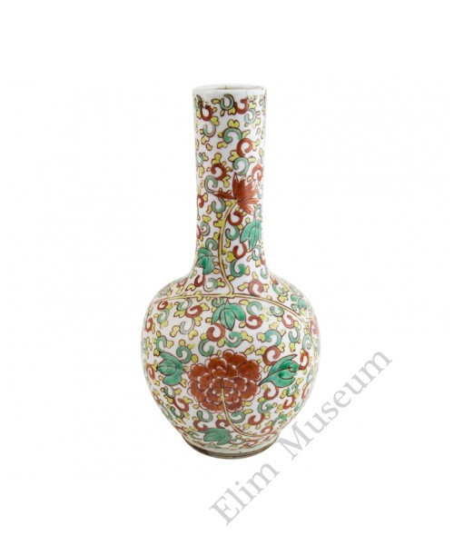 1074  A Kang-Xi Sancai long neck vase with peony motif