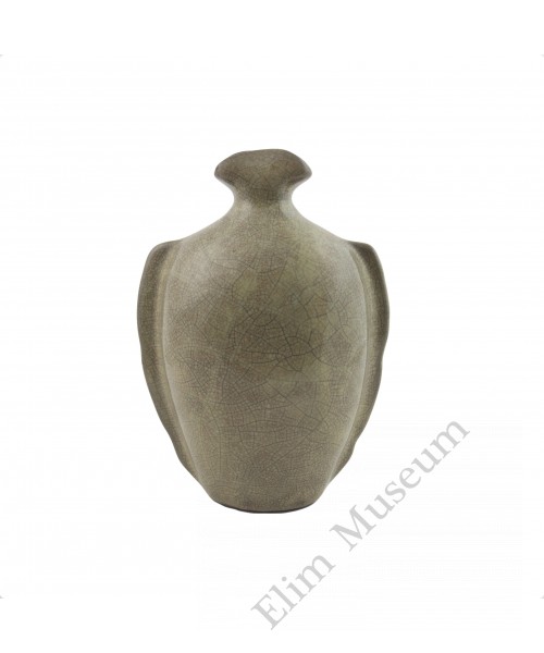 1244   A Song Dynasty Crackle Glaze Ge-Ware Fish Shape Vase